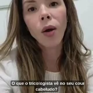 O tricologista não olha só o cabelo.
Ele lê o couro cabeludo:
.densidade dos fios
.inflamação 
.oleo