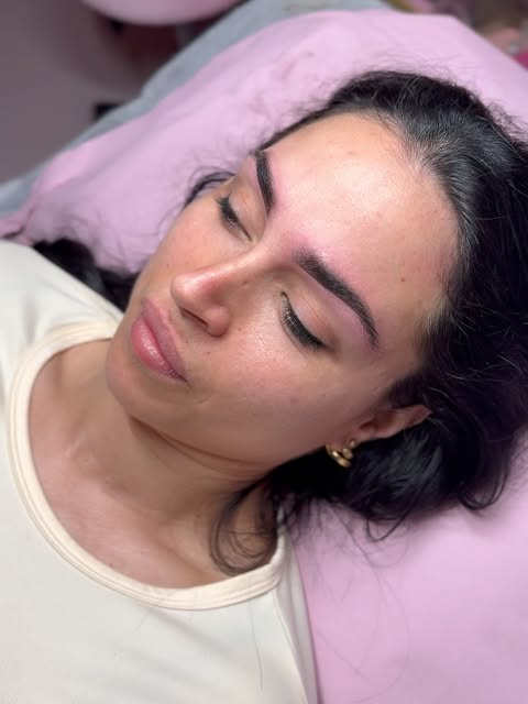 Micropigmentación de cejas recién hecha🌸💕✨

Antes de mi🤭

Cejitas curadas✨💫

😮‍💨🌸✨💕💫