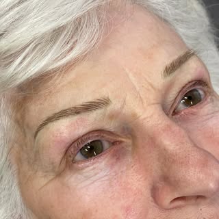 Brows look beautiful at every age 💚✨ 
#browtransformation #eyebrowtattoo #permanentmakeup #hairstro