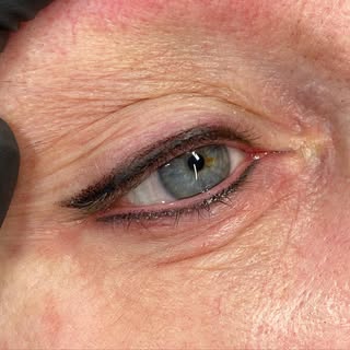 For eyeliner that doesn’t smudge, this beautiful liner suits all skin types, the micro trauma from t