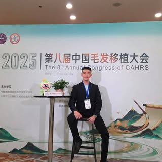 受到邀請來到西安，參與 第八屆中國毛髮移植大會 CAHRS 2025，
並以講者身份分享我在「再生性毛囊幹細胞技術逆轉填充物引起局部缺血性脫髮」的臨床研究，
我深感榮幸。

得知自己是全場唯一受邀的東