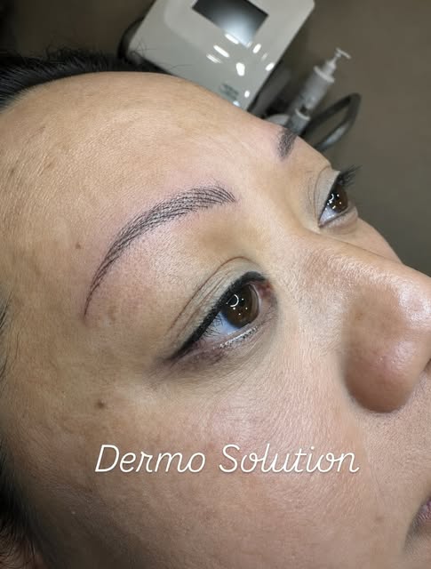 ✨ SOURCILS POIL À POIL — LA BEAUTÉ DU NATUREL 

Des sourcils clairsemés, irréguliers ou qui manquent
