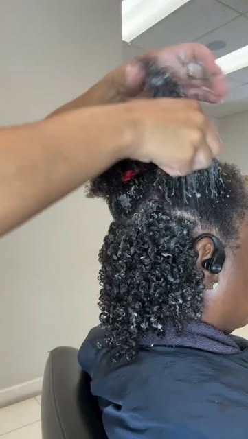 OOOOHHHHH 😍 @jozydidit WASH & GO, but make it ✨luxury✨
Defined. Hydrated. Bouncy curls that actuall