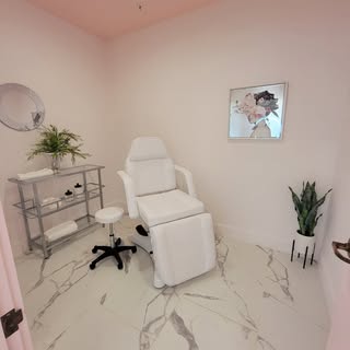 At Bond Hair Bar, you’re never just another appointment.
You get personalized 1:1 attention—because 
