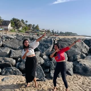Grooving with the sea💃🌊

#instareels #dancingpartner #seasidegroove #mamushi #beachsidevibes #maha