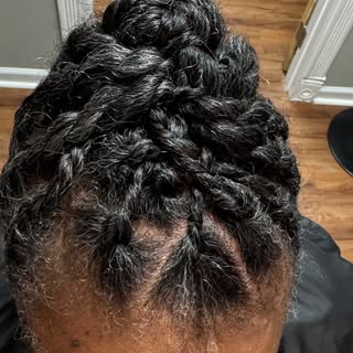 Flat Twist #trichologist #naturalhairstylist #naturalhair #lapearlbeautyemporium #flattwist 
•
Call 