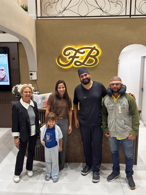 Um novo capítulo celebrado em família. ⚜️

O sorriso do nosso paciente no pós-operatório imediato, c