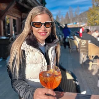 Après ski moments 😁🏔️😎🍹⛸️🐎🥰 #apresski #aprèsski #megève #megeve #skimegeve #iceskating