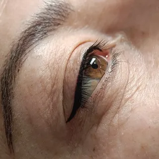 Quién quiere un eyeliner así de bonito para el verano? 😏✨ 
Te olvidas del agua, del sudor, de despe