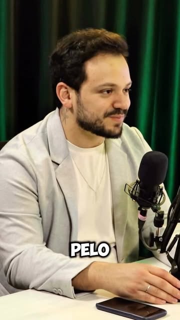 Eu comecei no visagismo porque eu queria ir além do corte.
Queria entender o cara que sentava na min