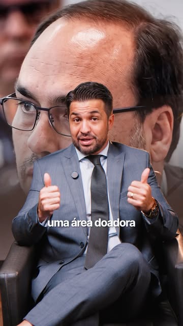 Novo episódio do quadro Personalidades Políticas e Transplante Capilar. 👨🏻‍⚕️

Desta vez, eu anali