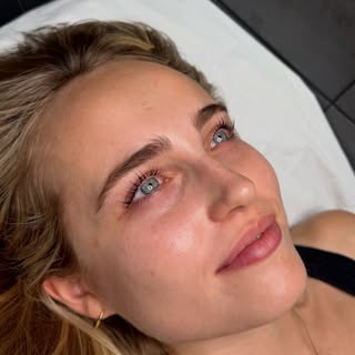 Effortlessly put together, without looking overdone. 🤍

A soft, lifted lash to open up the eyes, pa