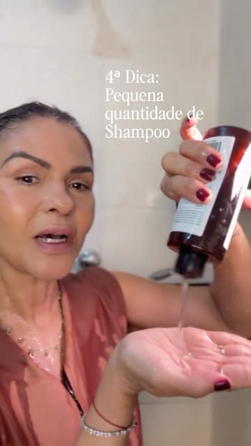 Esses são erros muito comuns que eu vejo sendo negligenciados na hora de lavar o cabelo. 🚿🫧

E eu,