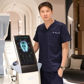 EMFACE targets both skin and facial muscles in one 20-minute session.

Using synchronized RF and HIF
