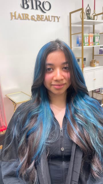 A bold pop of blue, without taking over the whole look 💙✨
Blue money pieces in the front + peekaboo
