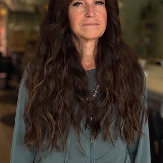 Extensions aren’t just for long, thick hair… they’re for EVERYONE. 🤍

Whether your hair is fine, th