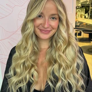 One row. 22 inches. Major impact. ✨

We added lots of baby lights to keep her blonde soft, dimension