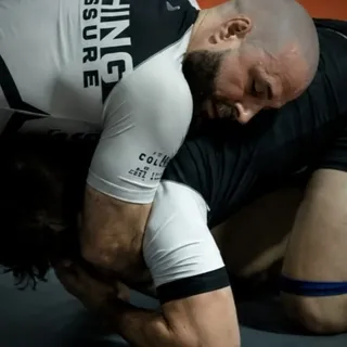 Lautaro compite en jiu jitsu. Se cuida, entrena, tiene presencia.

Pero no le gustaba verse en las f