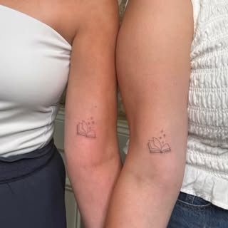 Your sign to book that matching friendship tattoo 🥰 ✨❤️ 

#matchingtattoos #friendshiptattoo #tinyt