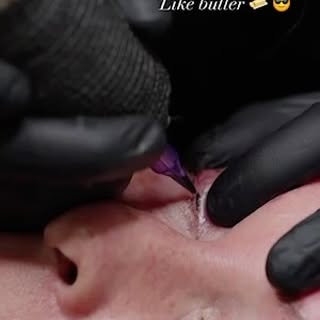 Painless with a gentle touch 🪄 
•
In-process lash line tattooing ✨
•
Numbing cream used before & du