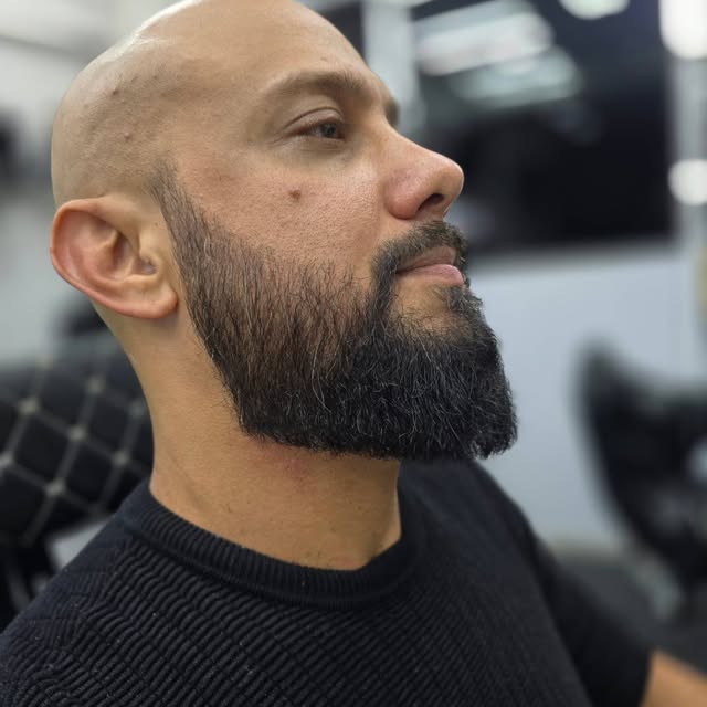 🧔🏻‍♂️ Precisão em cada detalhe
Uma barba bem desenhada vai muito além de simplesmente aparar os fi