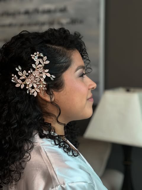 Planning your special day and want your curls to shine? Embrace your natural beauty and wear your cu