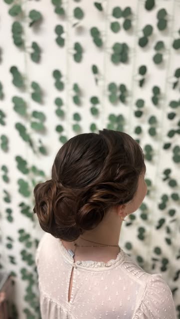 Hello beautiful Brides to be! 💖

As we enter the busy bridal hair season, this is your friendly rem