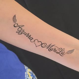 I nomi delle sue figlie, Azzurra e MariLù, impressi sulla pelle per sempre. 💖✨

Un legame indissolu