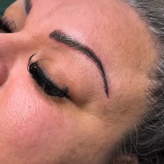 The perfect nano brow cover up after lightening with @botchedink. 

Sometimes you have to start with