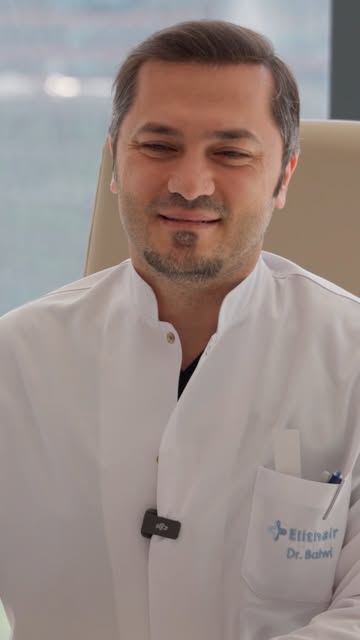 قبل ما نرسم خط الشعر في إليت هير, كل حالة تمر بعدة خطوات أساسية 👇

01 | دراسة البصيللات والحالة
فحص