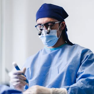 Här stansar vår läkare själv ut hårsäckarna – en av de viktigaste delarna i en hårtransplantation.

