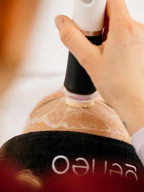 Ervaar de kracht van onze OxyGeneo Treatment: een exclusieve 3-in-1 huidverbeterende behandeling die