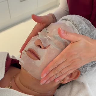 Een mooie, egale huid betekent niet dat je geen skincare nodig hebt. 🧴

Ook een getinte of gekleurd