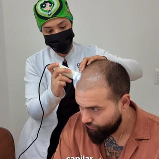 SÉ ME ESTÁN CAYENDO LOS CABELLOS!!👨🏽‍🦲😭

Gracias que mi doctora @drajulissacabrera me explicó qu