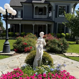 the most beautiful gem right in the heart of Grapevine! 💎 

#renatasalons #historichomes #grapevine