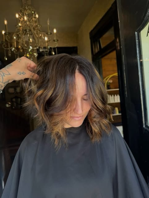 caramel kissed 🤎 by @hairgodess_haley !! 

#renatasalons #caramelhighlights #renatahairco #dfwhairs