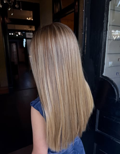 sometimes all you need is a partial highlight! by @hairstylisthaleyxo !! 💕

#renatasalons #blondehi
