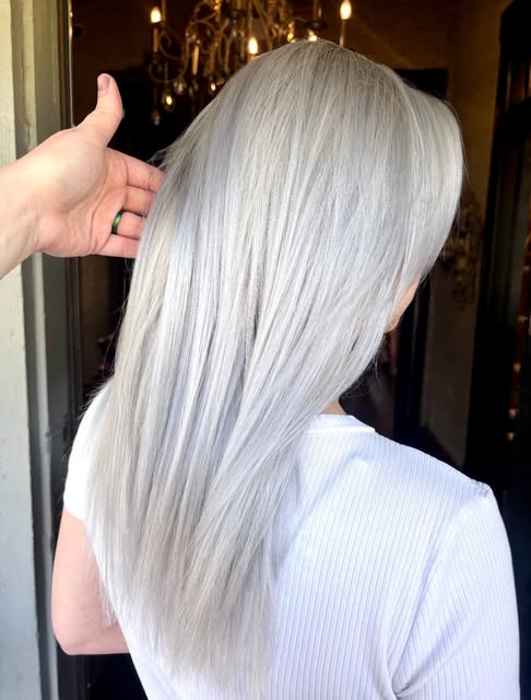 blonde this bright deserves a moment 💁🏼‍♀️ by @xtina.creates !! 

#renatasalons #platinumblonde #d