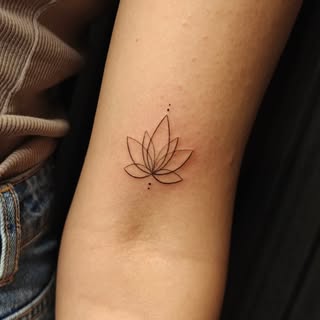 Fresh fineline lotus 🖤

For now I will be staying in Dublin so pm for bookings 😉

#finelinetattoo 