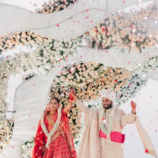 Two doctors, one love story. 🩺✨
Aishwarya and Yash, dressed in Sabyasachi, embraced timeless weddin