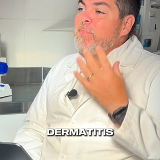 ¿Sigues cambiando de shampoo pensando que así desaparecerá la caspa? 🤔

En muchos casos, la caspa p