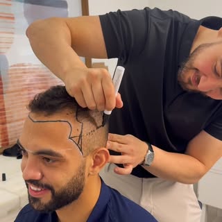 O maior drama não é perder os cabelos. É olhar no espelho e não se reconhecer.
O paciente de hoje te