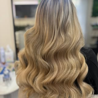 Soft, Full and perfectly colour matched. 😍

#hairextensionspecialists #hairextensionsnottingham #we
