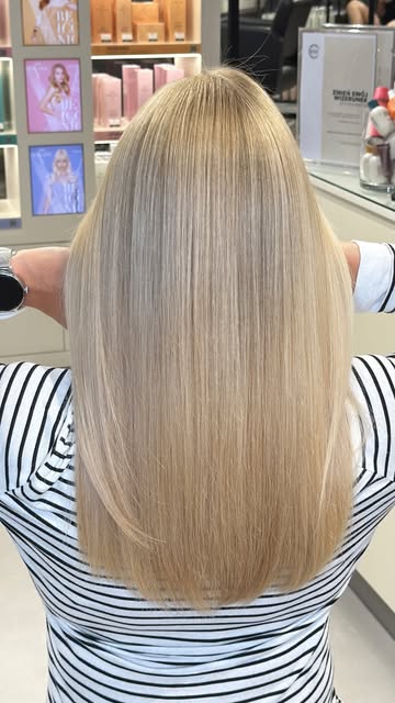 Airtouch 💨
Delikatne rozjaśnienie, miękkie przejścia i naturalny blond 🤍