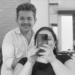 Hoje é um dia muito esperado por mim.

Há um ano iniciei o tratamento para alopécia com a @miriamluc