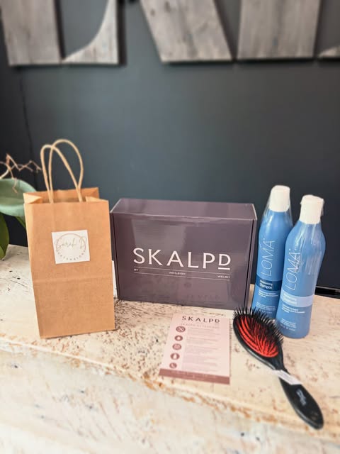 With every SkalpD hair loss installation, you receive:

• two scalp prosthesis systems 
• our top sa