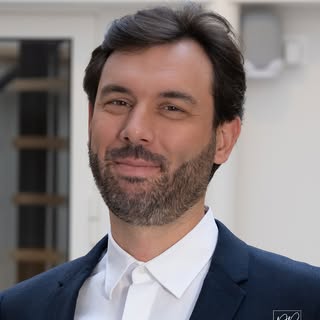 Je suis médecin esthétique, et l’exigence est au cœur de ma façon de travailler.
J’aime comprendre, 