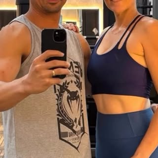 Casal que treina junto, cuida da saúde junto! 💪❤️
O melhor projeto de um casal? Uma vida mais saudá