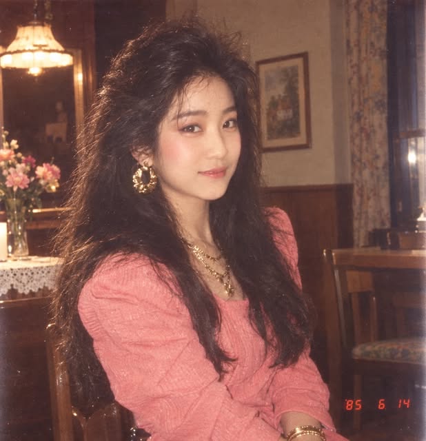 #1985사진재현 🦁

#쳇지피티 

요즘 유행이라 하여 해보았습니다. ☺️

👩🏼‍🦱

#사자머리
#사자상