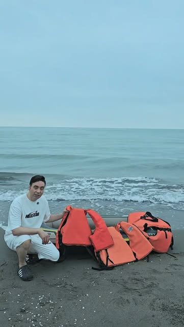 هم وطنای زیادی رو دیدم تن به آب زدن اغلب بدون وسایل ابتدایی نجات که نگرانم کرد توی این شرایط ویژه کش